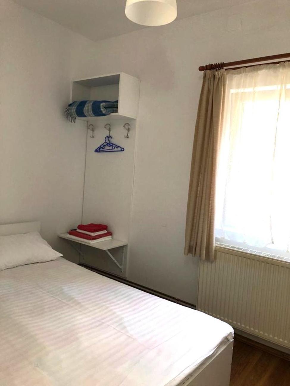 Casa Centrala Азуга Екстериор снимка