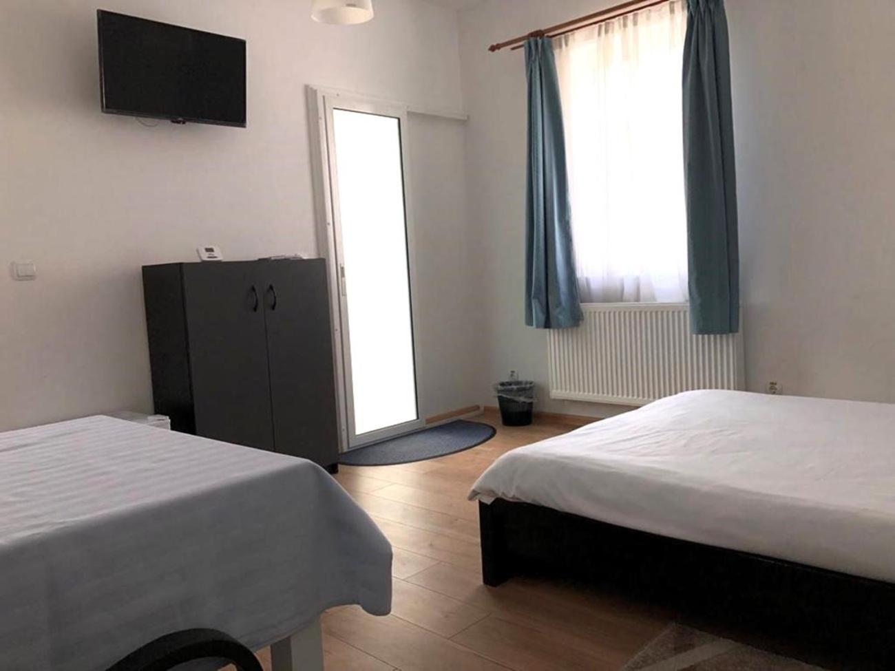 Casa Centrala Азуга Екстериор снимка