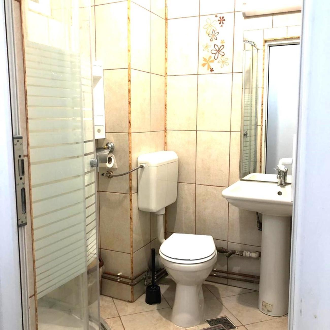 Casa Centrala Азуга Екстериор снимка