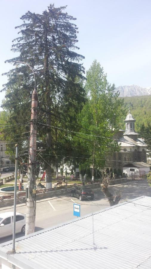 Casa Centrala Азуга Екстериор снимка